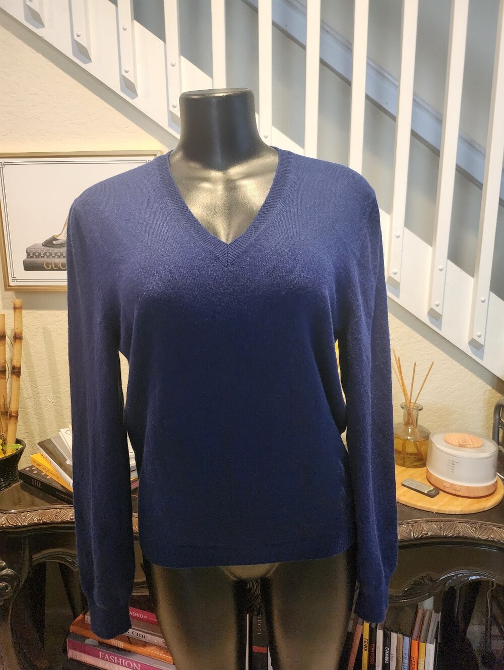 Gucci V neck cashmere sweater size L NEW